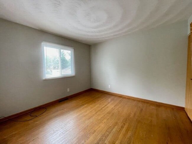 Building Photo - m1081