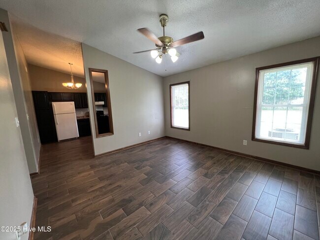 Building Photo - 725 Pinewood Dr