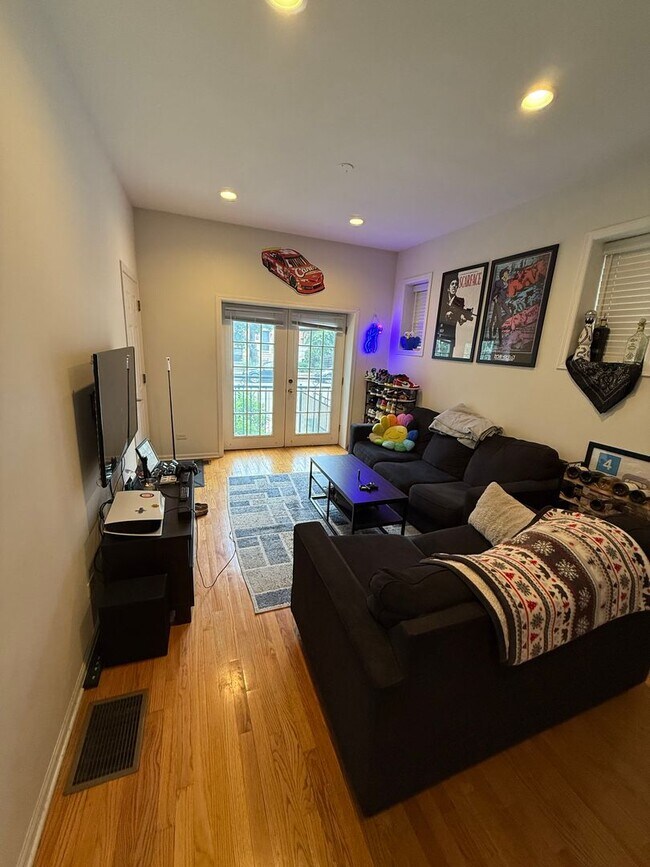 Foto del edificio - 1119 W Addison St