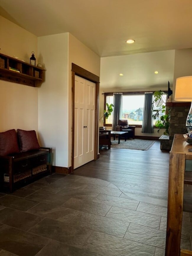 Building Photo - 4 Bedroom Home for Rent in West Bozeman! W...