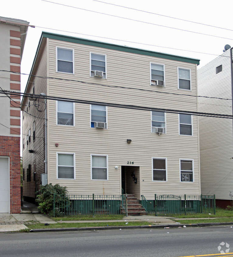 Building Photo - 216 Trumbull St