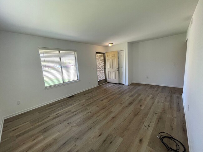 Foto del edificio - 2-Bedroom Duplex with full basement, 1-Car...