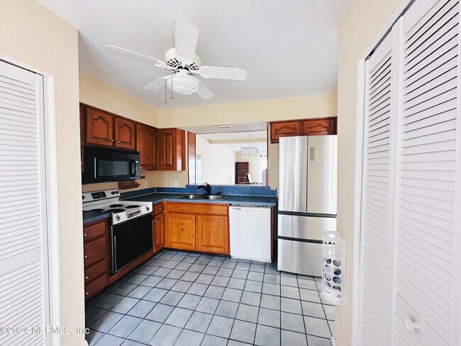 Building Photo - 7851 La Sierra Ct
