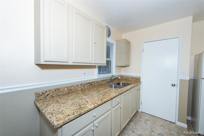 Building Photo - 15601 Rossini Dr