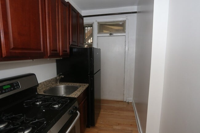 Building Photo - 549 W Surf St