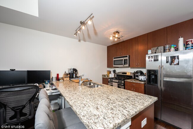 Foto del edificio - 437 W Division St