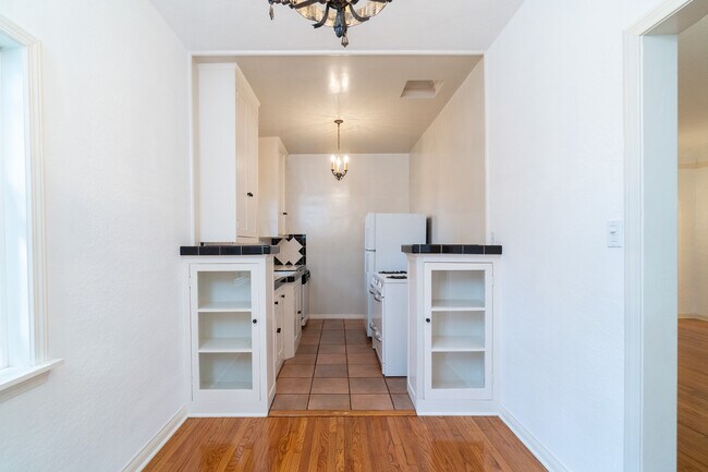 Dining Room - 431 N Sycamore Ave