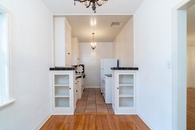 Dining Room - 431 N Sycamore Ave