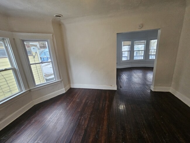 Building Photo - 686 E 118th St