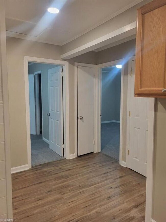Building Photo - COMING SOON! 3 beds 1.5 baths