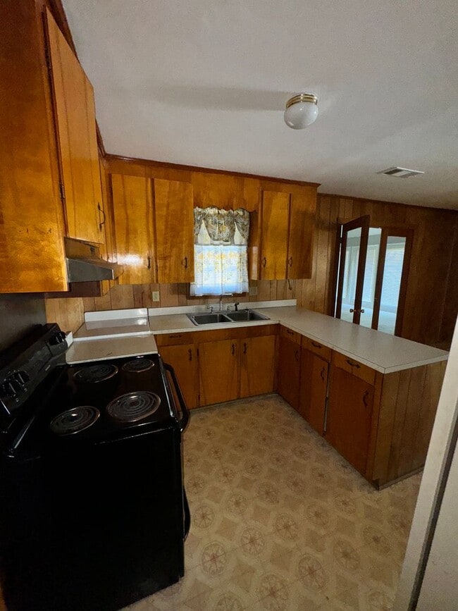 Building Photo - 3 Bed 2 Bath Brick Home