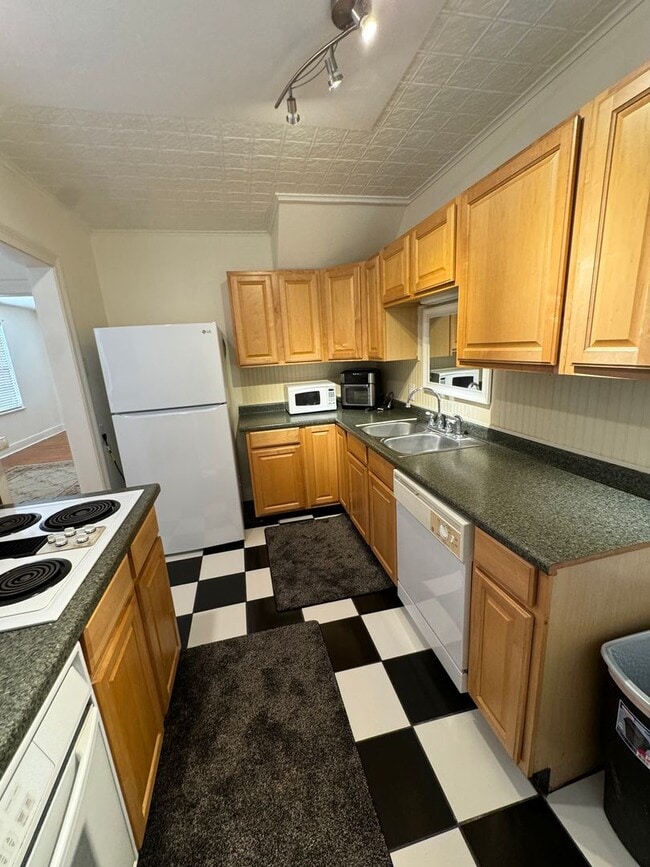 Building Photo - 665 Carol Marie Dr