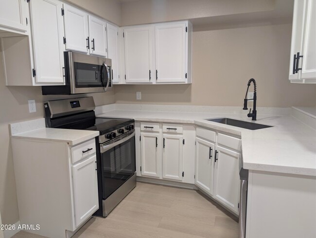 Building Photo - 533 W Guadalupe Rd