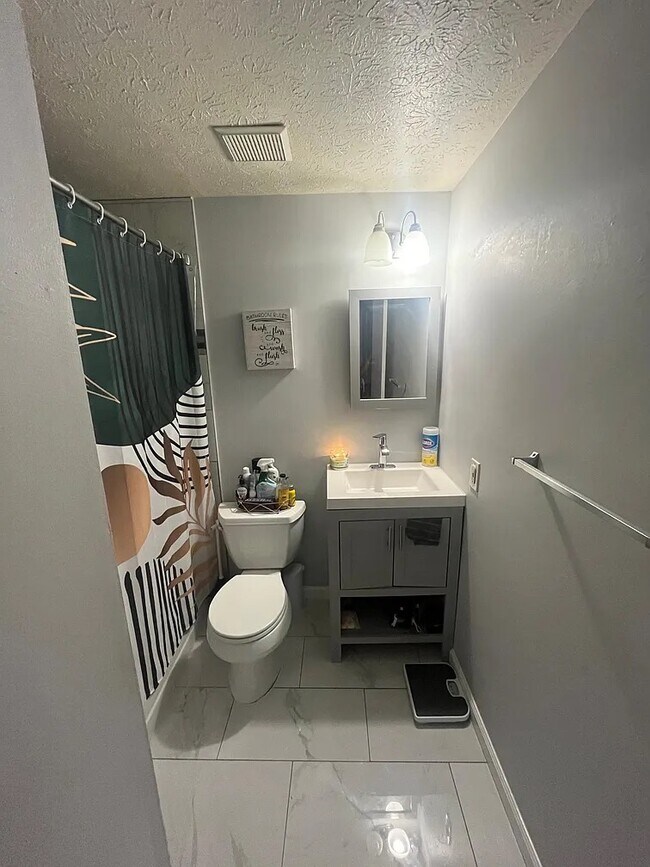 Foto del edificio - 6435 Lacrosse Ln NE