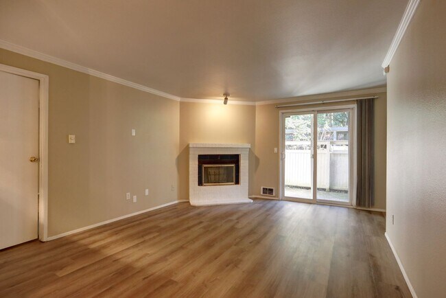 Foto del edificio - 2 Bedroom Ground Floor Condo in the Heart of Woodinville!