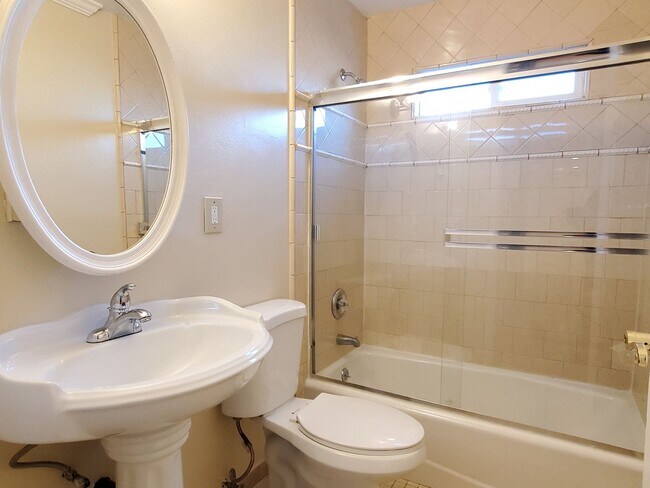 Foto del edificio - 6211 Cloverhill Dr