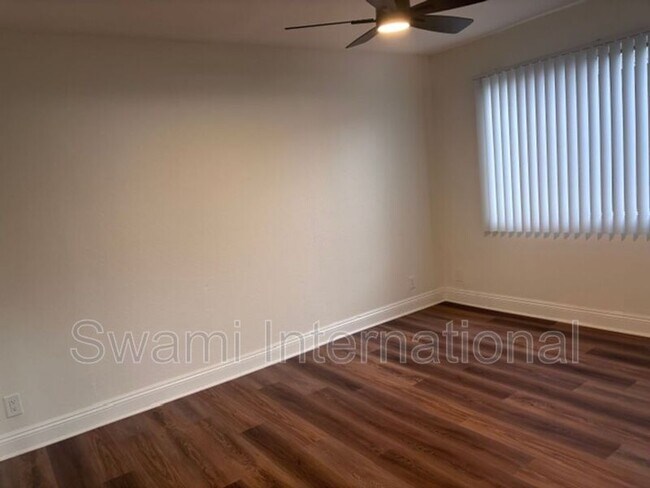Building Photo - 845 W Beach Ave