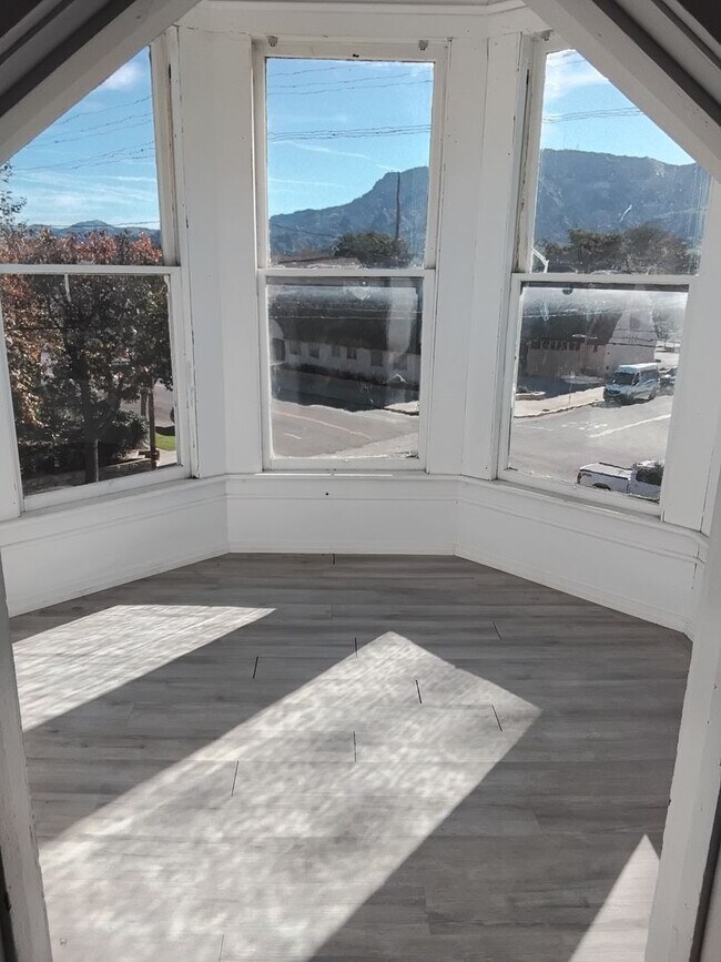 Foto del edificio - Golden Sails Property Group LLC -933 E. Santa Paula St