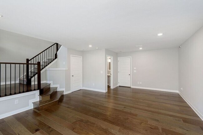 Building Photo - Gorgeous 3 Bedroom 2.5 Bath Townhome in th...