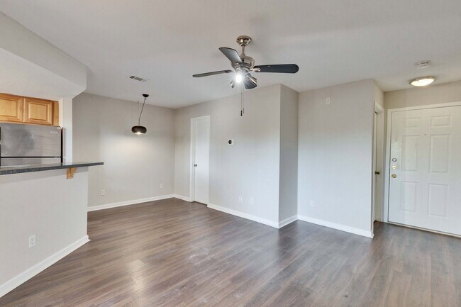Foto del edificio - 2500 Burleson Rd
