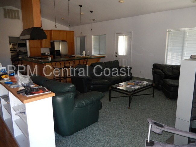 Building Photo - Lake Living with Privacy and Convenience