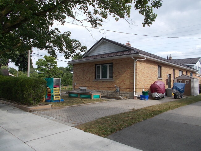 Building Photo - 184 Patricia Av