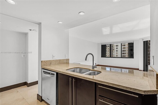 Foto del edificio - 540 Brickell Key Dr