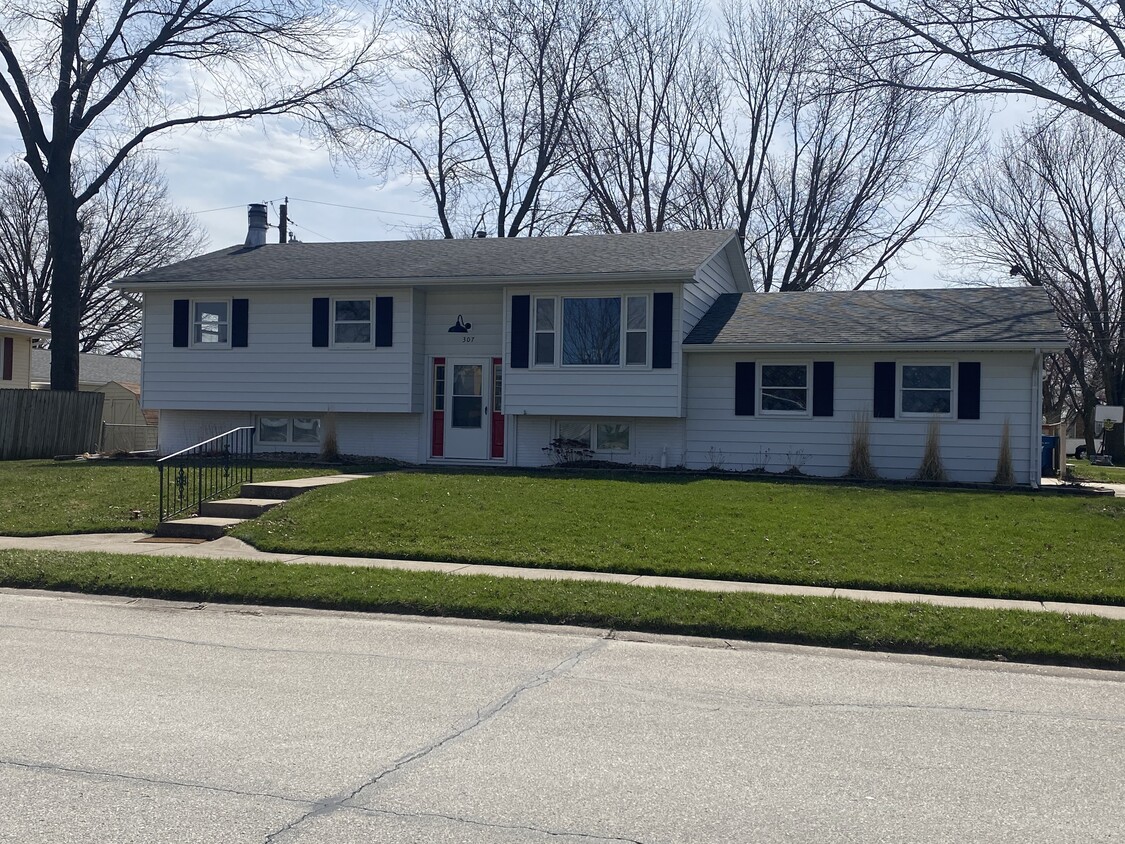 Primary Photo - 307 W Sheridan Dr