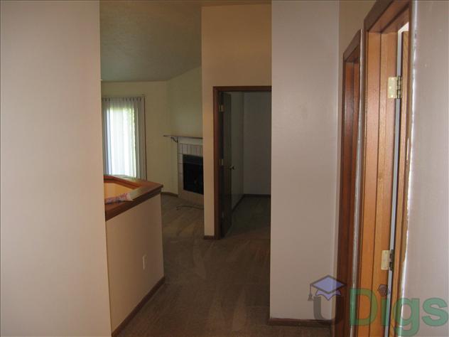 Building Photo - Duplex on Southside. 2bed/2bath with 2 car garage & privacy fence.