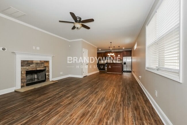 Building Photo - 18 E Newnan Rd