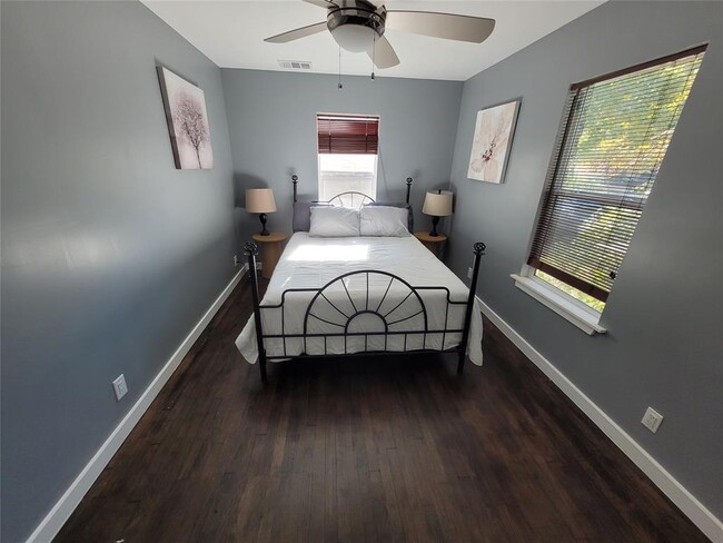 Building Photo - 206 W 55th 1/2 St