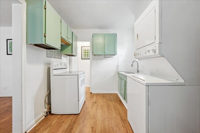 Building Photo - Cozy duplex unit with fully fenced back yard.