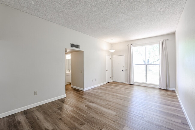 Building Photo - Adorable 2 bedroom, 2 bathroom