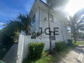 Building Photo - 3128 SW 12th Pl
