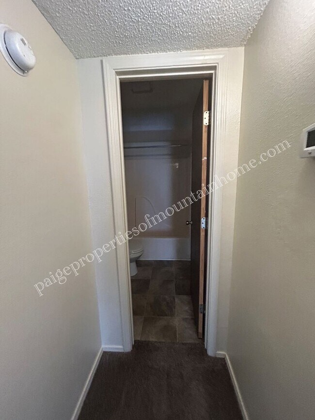 Foto del edificio - 241 Hillcrest Rd