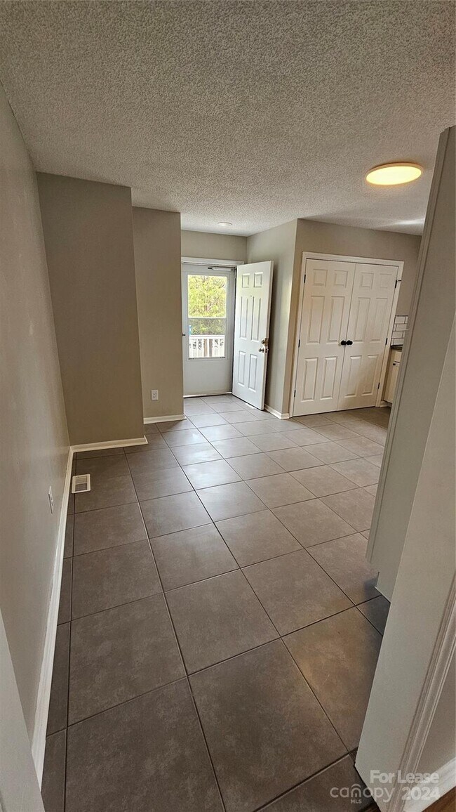 Building Photo - 906 E Catawba St