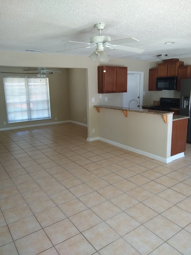 Building Photo - 511 Solar Dr