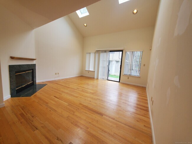 Foto del edificio - 2437 Bedford St