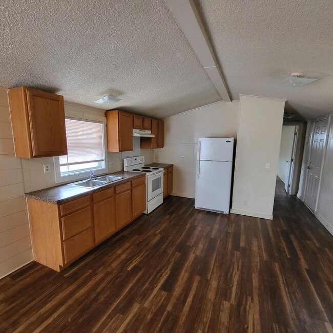 Building Photo - 636 S Roosevelt Rd Q