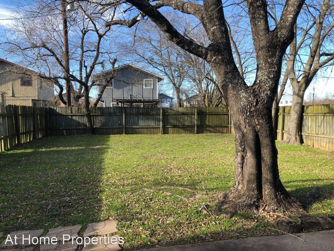 Building Photo - 3 br, 1.5 bath House - 703 Chalet Court