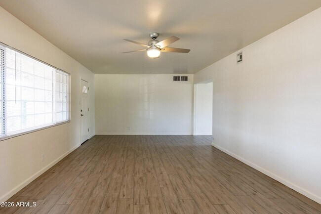 Foto del edificio - 8322 E Wilshire Dr