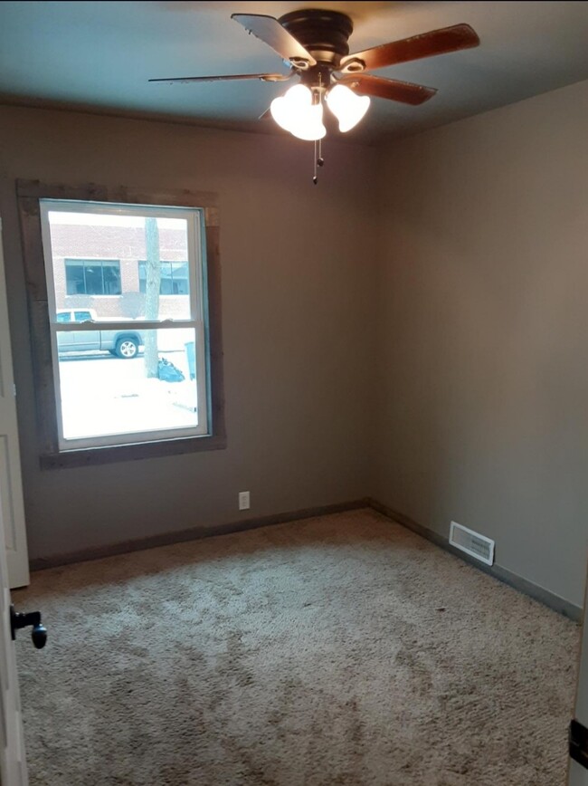 Building Photo - 5016 N Lydell Ave
