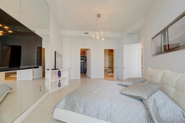 Building Photo - 15901 Collins Ave