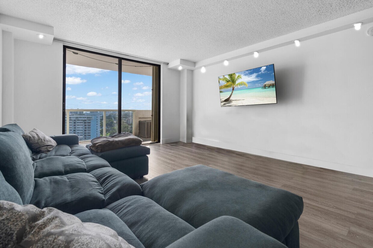 Foto principal - 13499 Biscayne Blvd