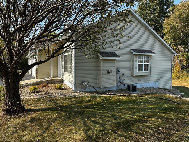 Foto del edificio - 402 Creekside Dr