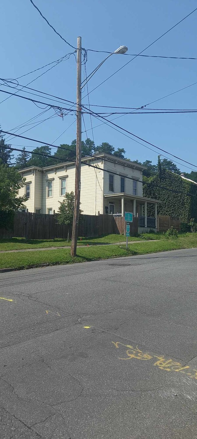 Building Photo - 931 Columbia St