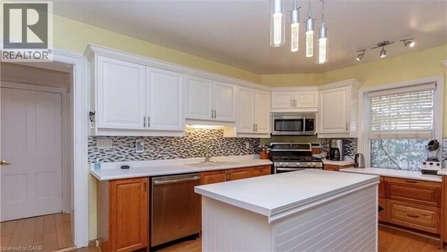 Building Photo - 35 William St