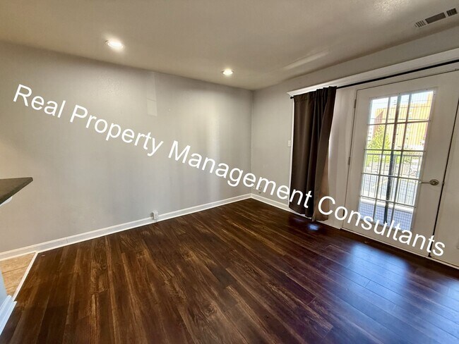 Building Photo - 2 Beth 2 Bath West Plaza Urban Oasis