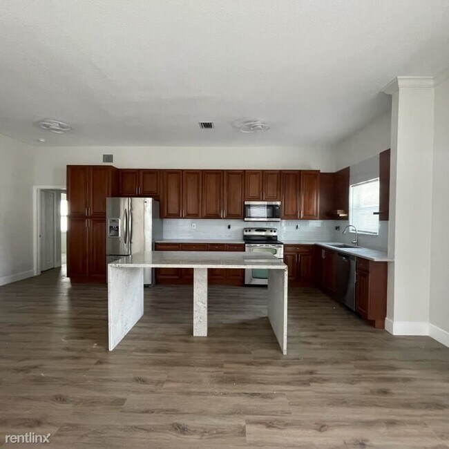 Building Photo - 4 br, 2.5 bath House - 311 W Royal Cove Cir