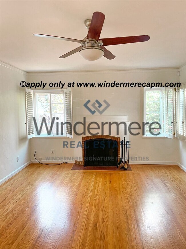 Foto del edificio - Charming Upper Land Park Home with Vintage Character and Natural Light — 2 Bed, 1 Bath